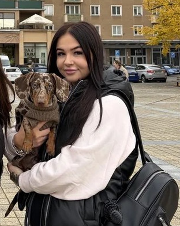 Karina Barnaś s jezevčíkem Maylem v náručí